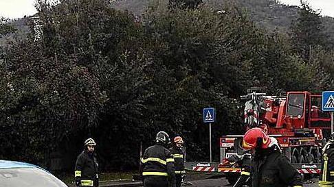 Camion del marmo perde un blocco, parla l'automobilista colpita: «Ho avuto paura di morire»