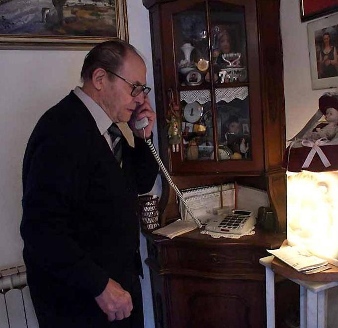 Antonio Bertani risponde al telefono