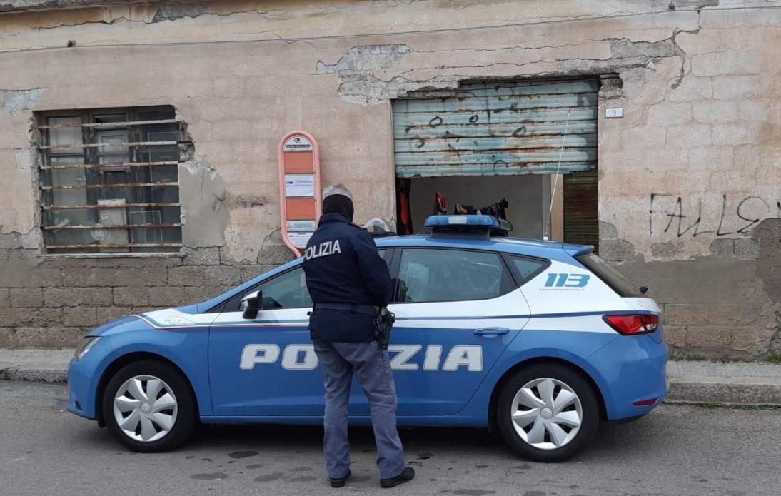 Cagliari, la polizia sgombera un edificio pericolante occupato da migranti