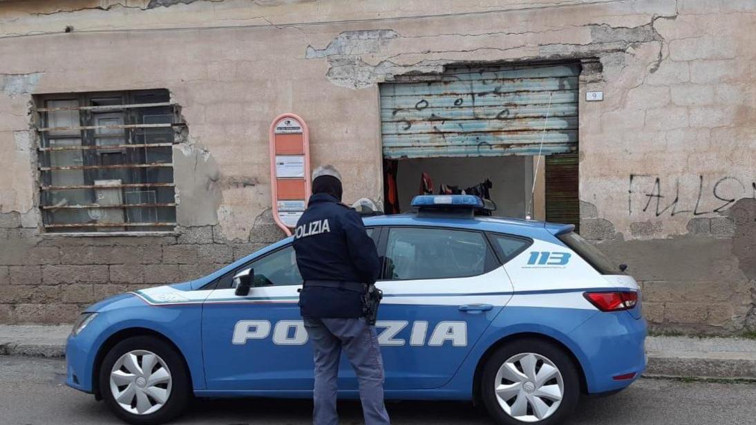Cagliari, la polizia sgombera un edificio pericolante occupato da migranti
