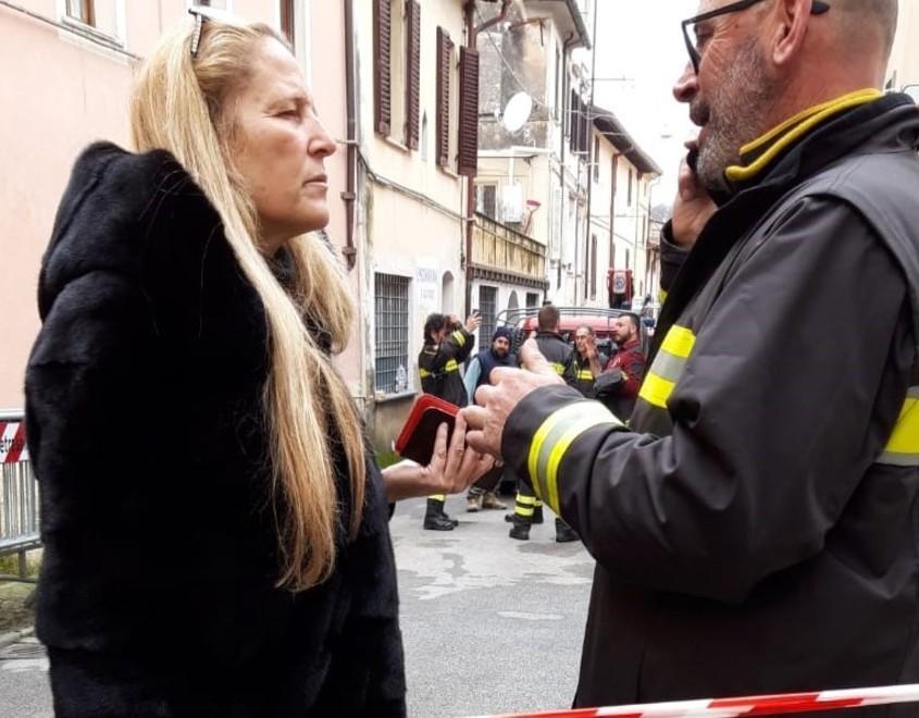 Le lacrime dopo il disastro: «Così la mia casa è stata distrutta dal fuoco» 