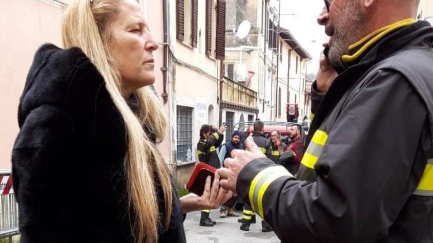 Le lacrime dopo il disastro: «Così la mia casa è stata distrutta dal fuoco»