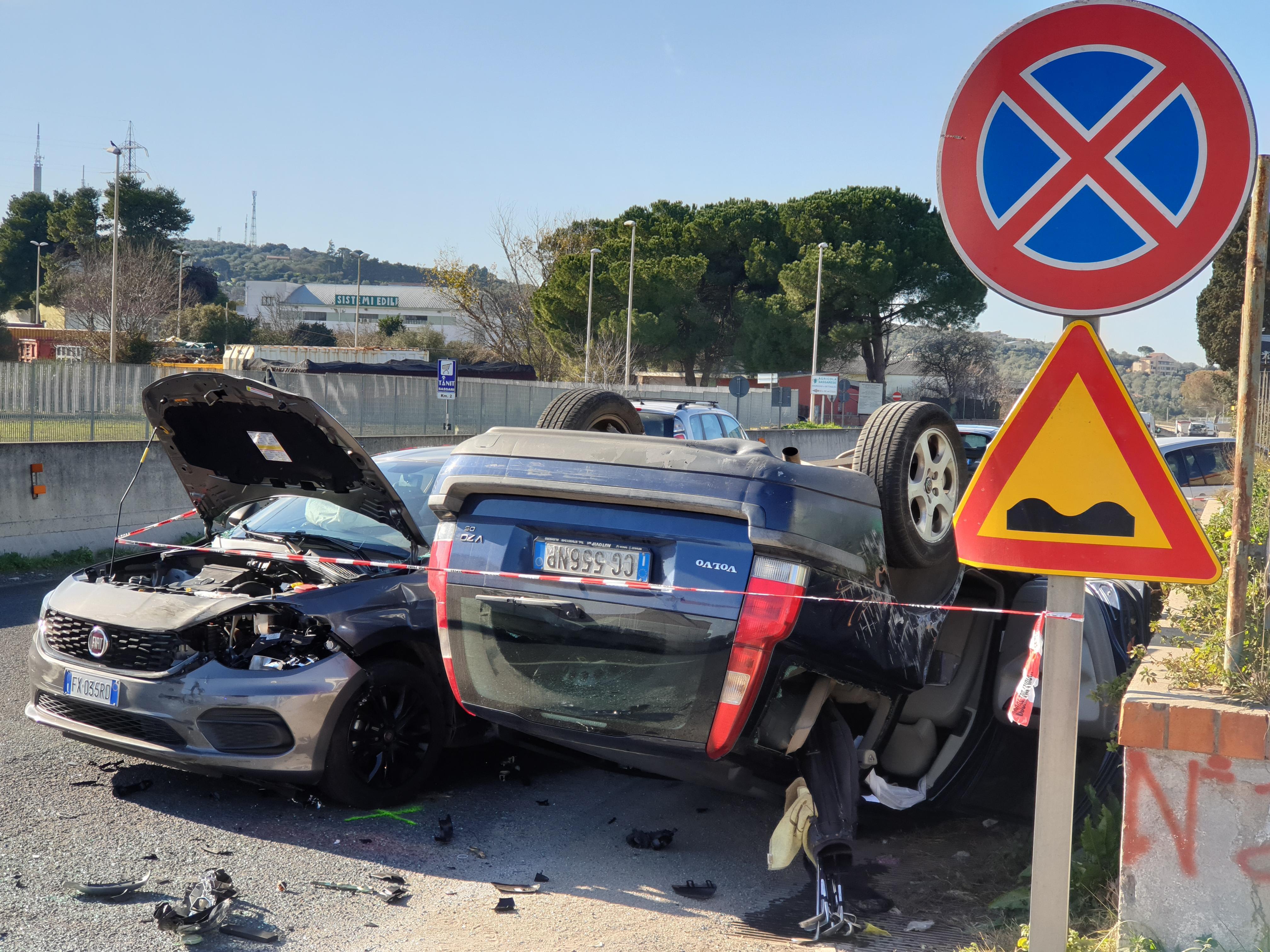 Sassari: scontro fra due auto in via Predda Niedda, una si ribalta 
