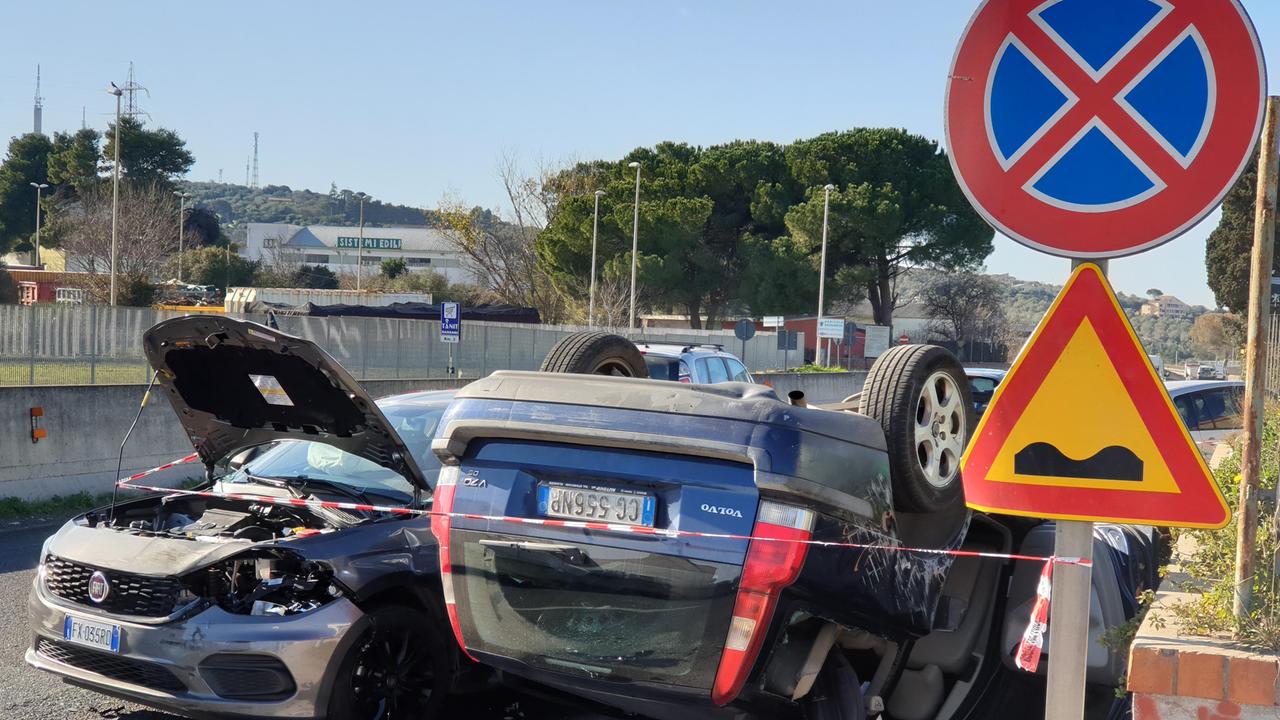 Sassari: scontro fra due auto in via Predda Niedda, una si ribalta 