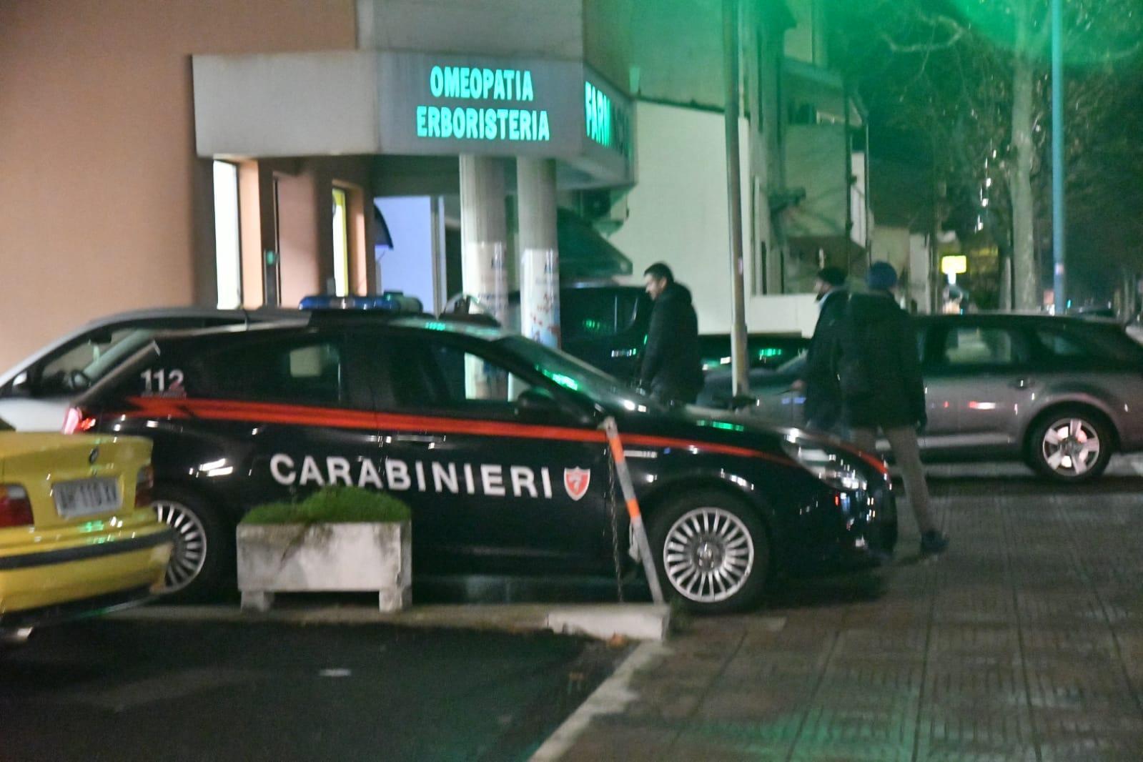 I carabinieri davanti alla farmacia presa di mira dal bandito solitario