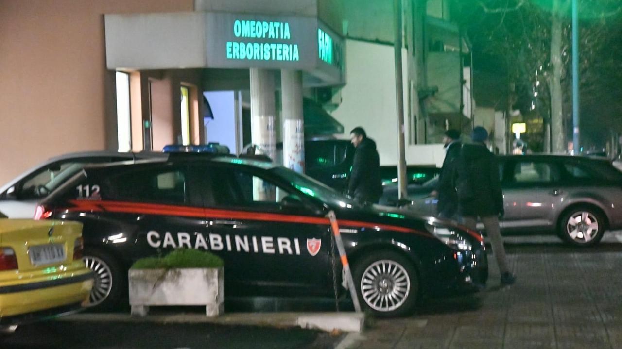 I carabinieri davanti alla farmacia presa di mira dal bandito solitario