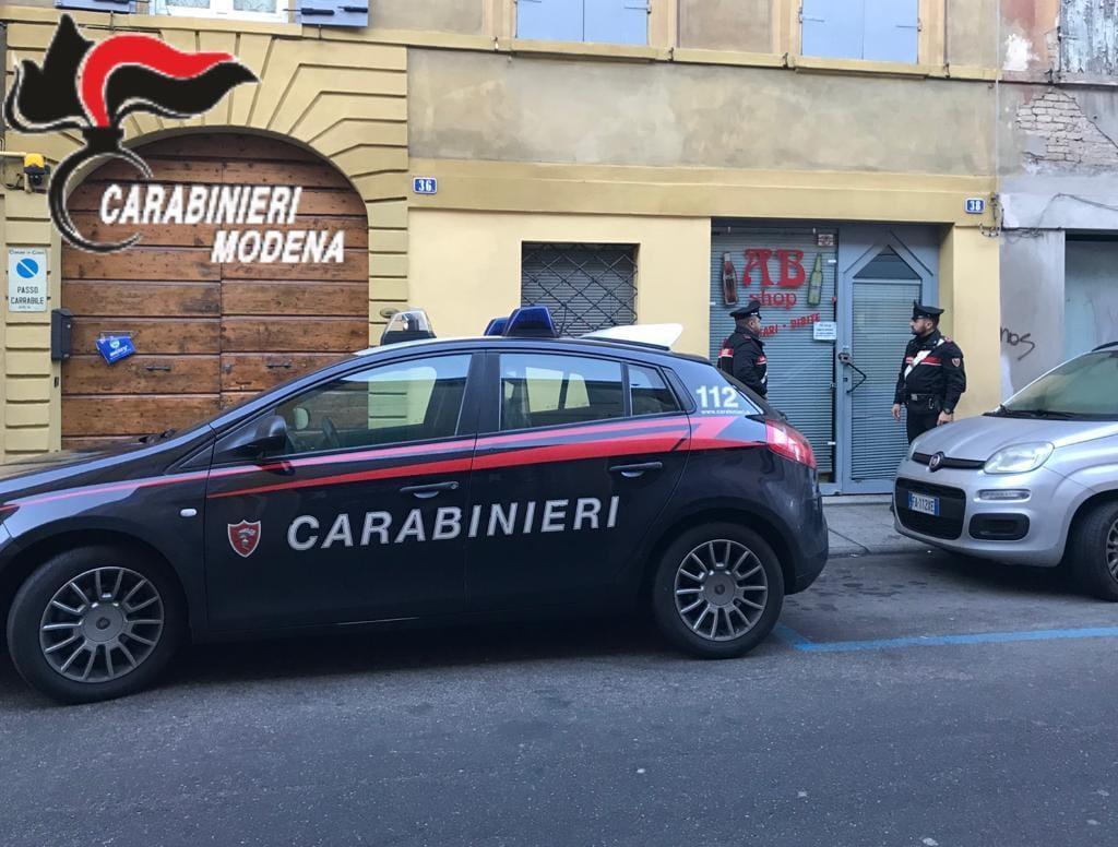 Carpi, negoziante massacrato di botte da un ubriaco