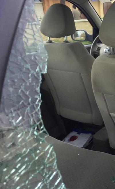 I vetri rotti ai finestrini delle auto