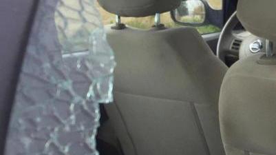 I vetri rotti ai finestrini delle auto