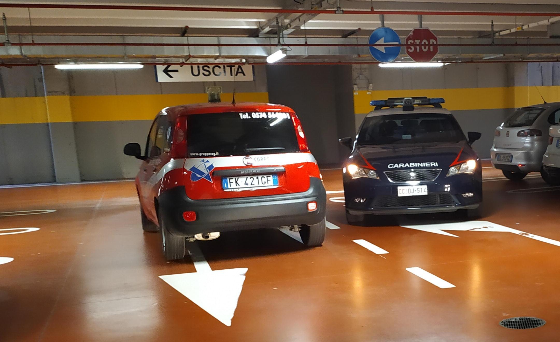 Le pattuglie di carabinieri e Vigili giurati nel garage interrato dell'Esselunga