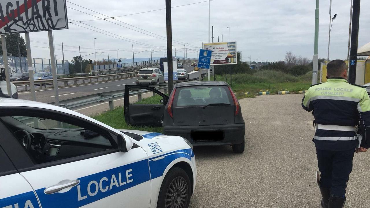 Cagliari, altera la targa dell'auto e non paga l'assicurazione: denunciato