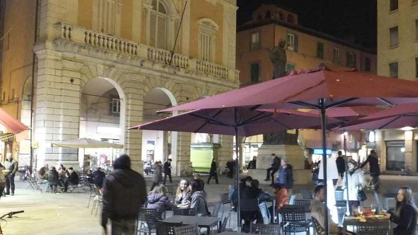 Colpito con una bottiglia americano aggredito durante la notte