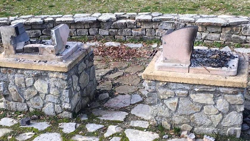 Vandali in azione contro i bracieri del parco Canonica