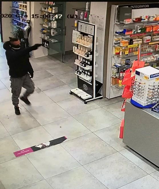 Armato di una pistola rapina farmacia