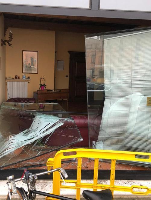 Vetrata sfondata Al vaglio le riprese delle telecamere
