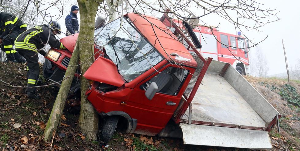 Finisce fuori strada con il furgone Un giovane a Cona