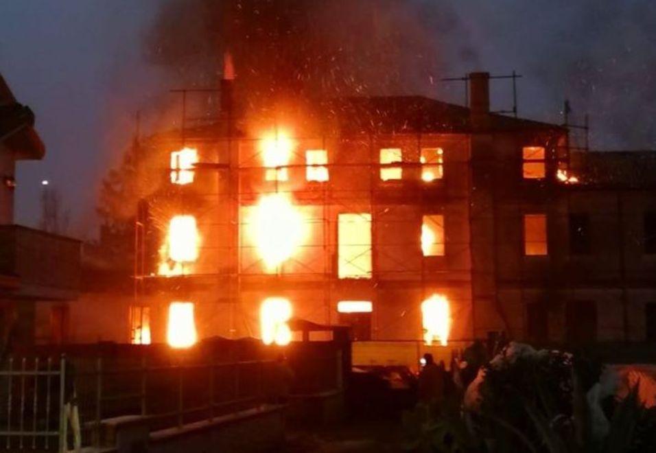 La storica Villa Pavanini completamente distrutta da un incendio doloso