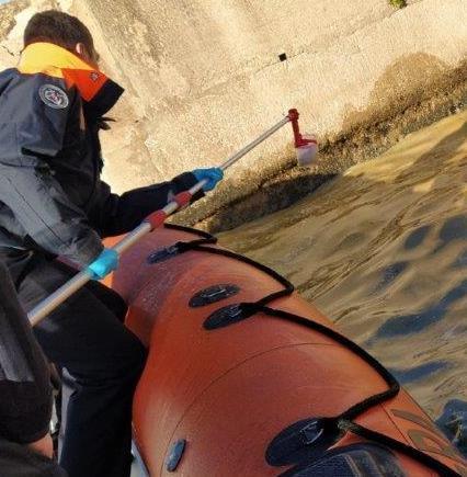 Caccia aperta agli inquinatori del mare davanti alla diga