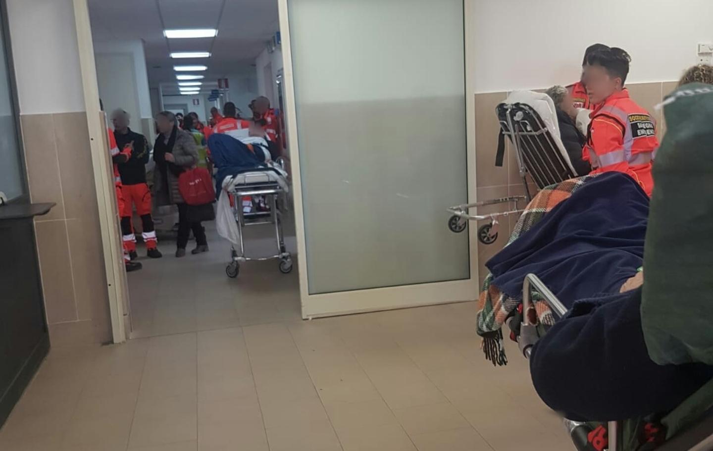 Al pronto soccorso di Sassari non ci sono barelle, ambulanze in fila 