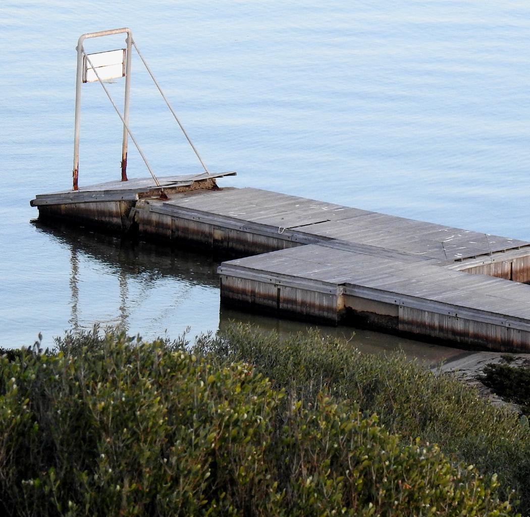 Cabras, alla Caletta crolla il pontile di attracco