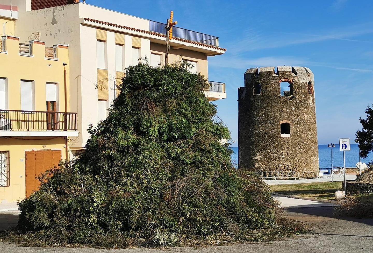 Un grande falò attorno alla torre 