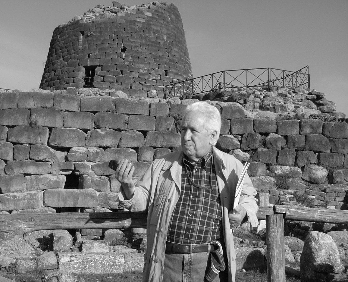 Ercole Contu davanti al nuraghe Santu Antine