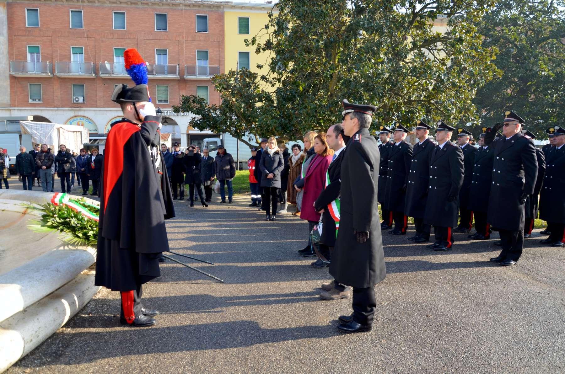 La deposizione della corona d'alloro al monumento ai caduti di Copparo in memoria del vice brigadiere Sepe