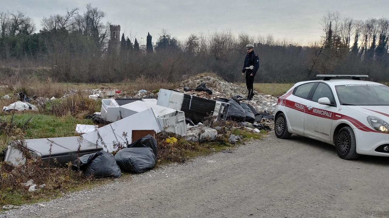 In un campo frigo e lavatrici da smaltire