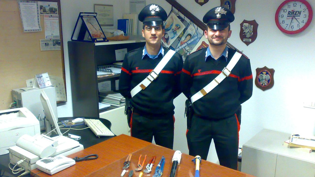 Sorprese con arnesi da scasso nel centro abitato, denunciate due donne