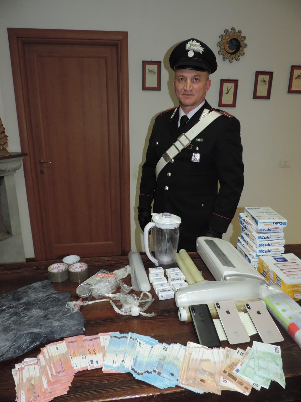 La droga, il materiale per il confezionamento e il denaro sequestrato in una delle due abitazioni dai carabinieri