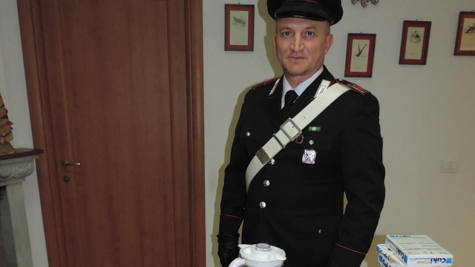 La droga, il materiale per il confezionamento e il denaro sequestrato in una delle due abitazioni dai carabinieri
