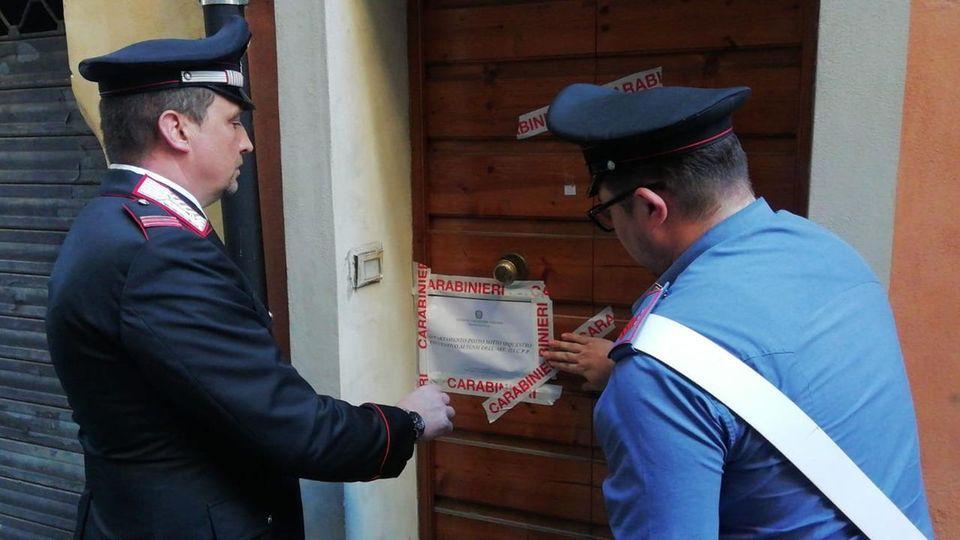 I sigilli posti dai carabinieri all'appartamento di Pescia posto sotto sequestro