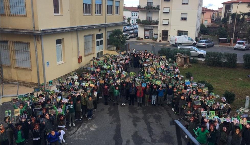 L’enorme “A” dei giovani per sensibilizzare sulla tutela dell’ambiente 