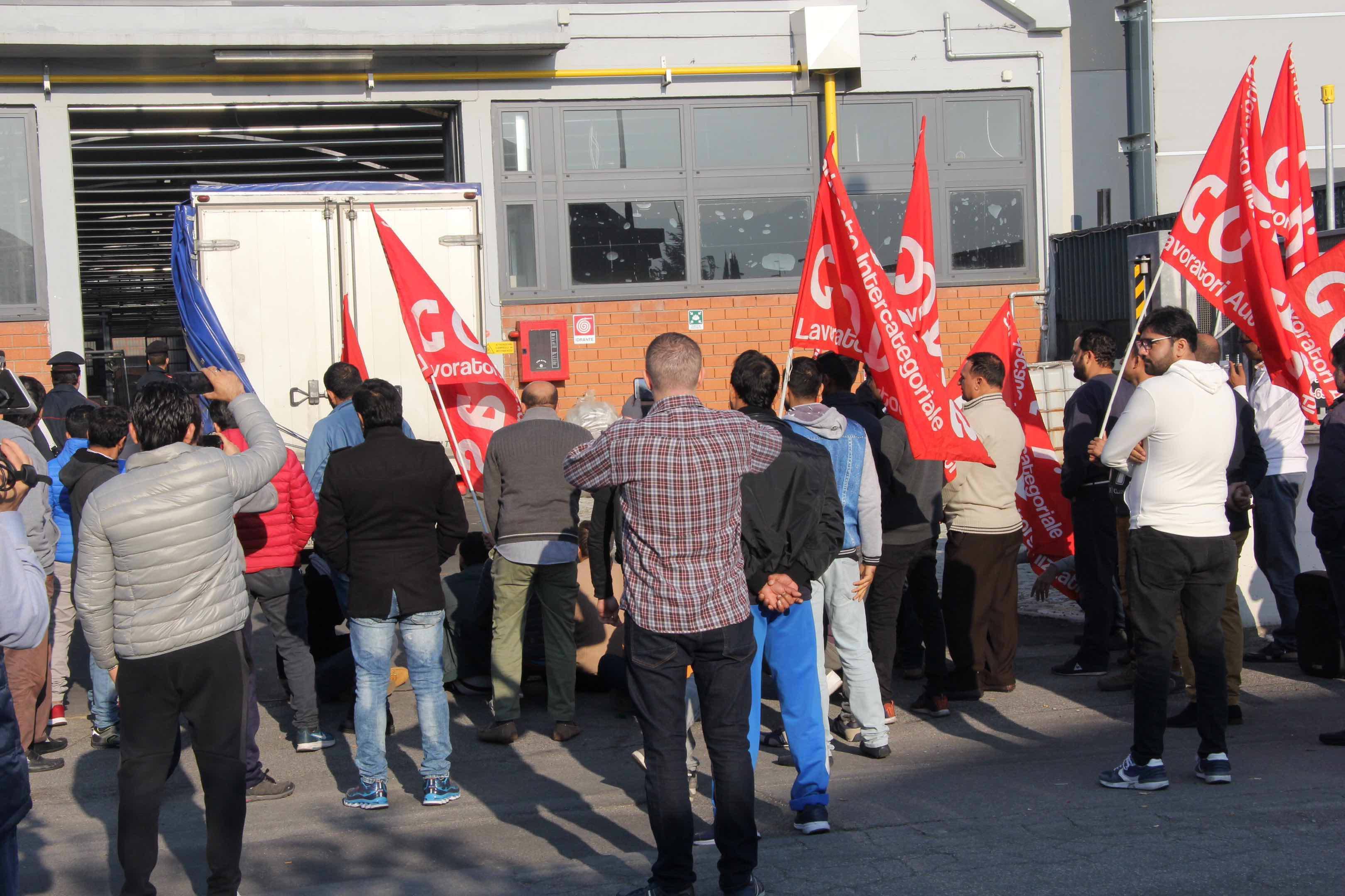 Una manifestazione del Si Cobas a difesa degli operai pakistani davanti a un'azienda cinese (foto d'archivio)