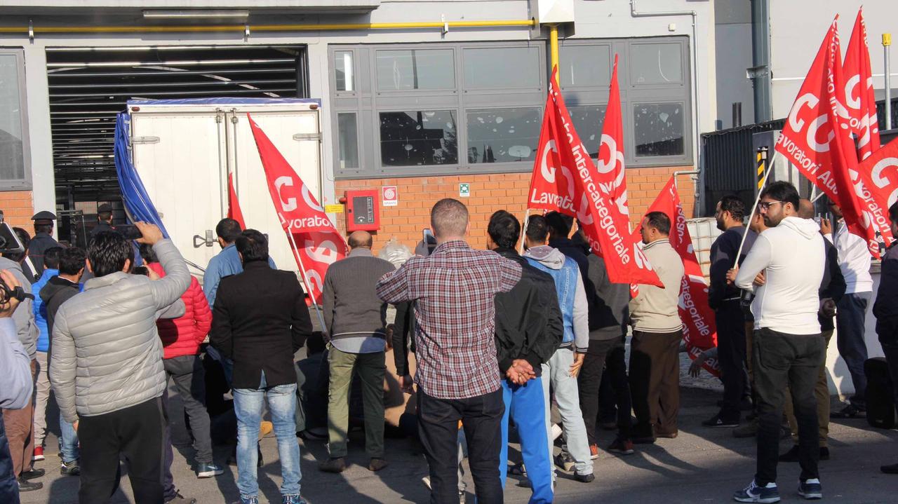 Una manifestazione del Si Cobas a difesa degli operai pakistani davanti a un'azienda cinese (foto d'archivio)