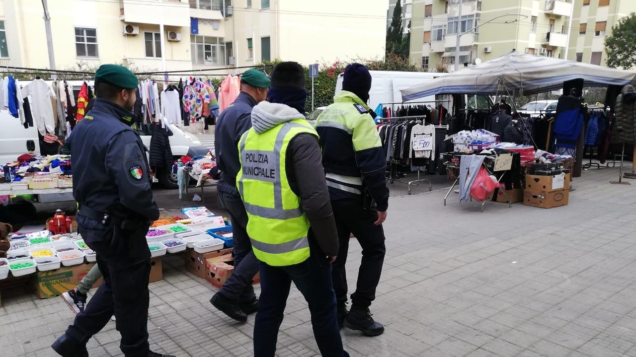 Polizia locale e Guardia di finanza controllano i mercatini (foto Mario Rosas)