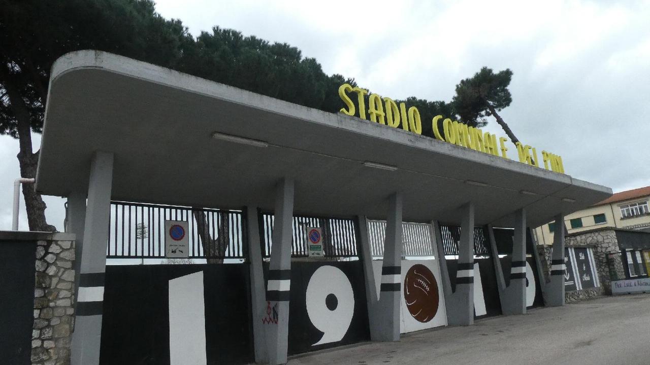 Uno degli ingressi dello stadio dei Pini di Viareggio