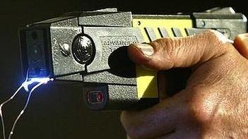 Reggio Emilia, aggredita con un taser vicino al tribunale: è caccia a due ragazzini