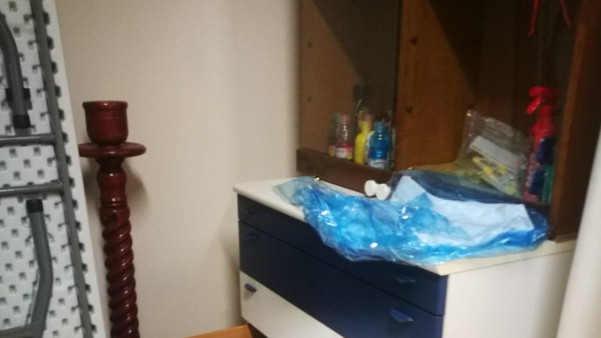 Una stanza a soqquadro nella parrocchia