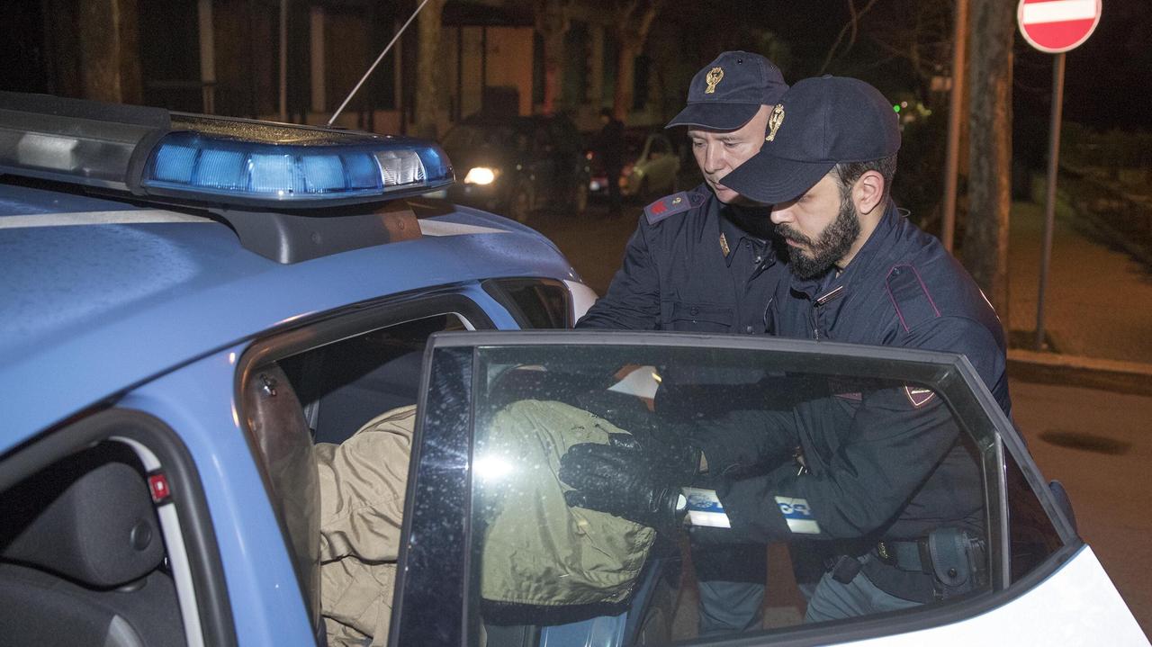 L'intervento di una Volante della polizia (foto di archivio)