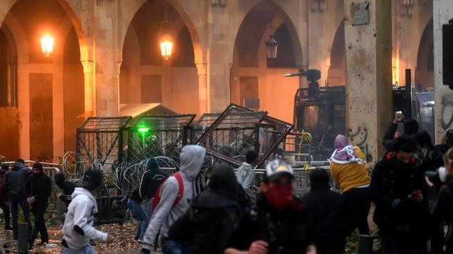 Oltre 220 feriti negli scontri a Beirut
