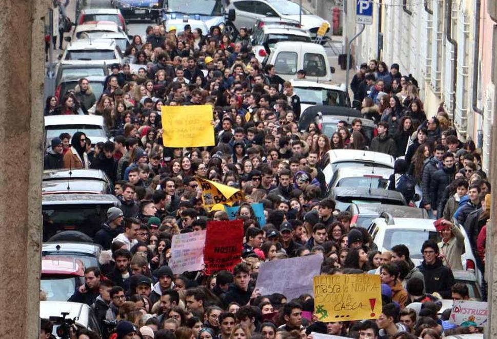 Studenti e non solo: 1500 in corteo «Lo Stato intasca, la scuola casca» 