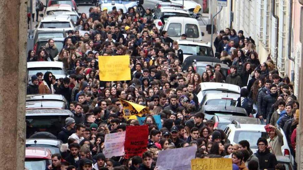 Studenti e non solo: 1500 in corteo «Lo Stato intasca, la scuola casca»