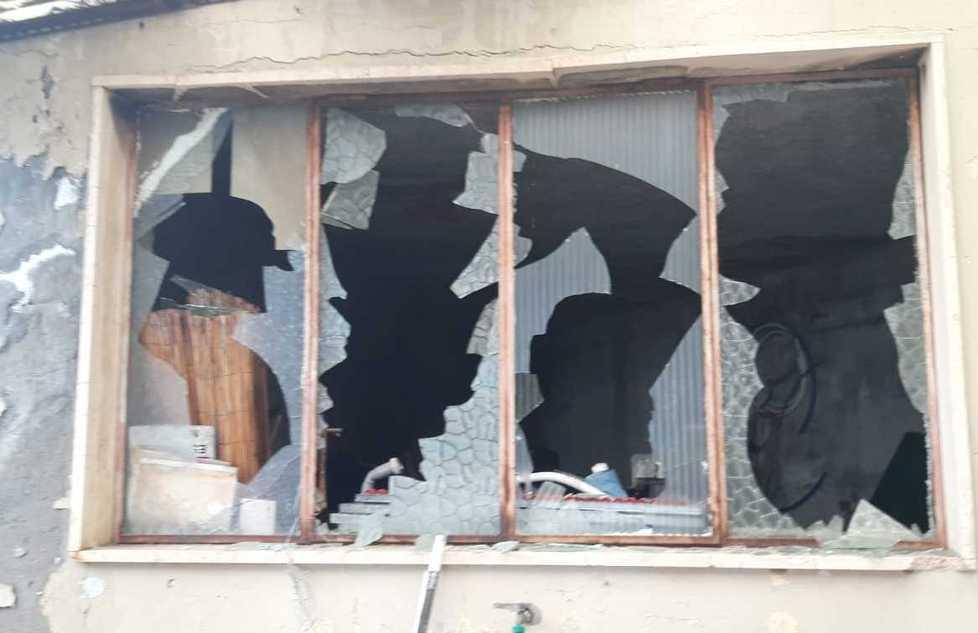 Vandali al magazzino distrutta anche un’auto