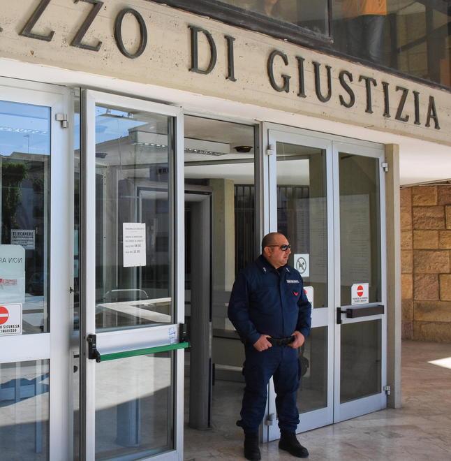 Ricatti ai due clienti dopo i rapporti sessuali «Vittime credibili» 
