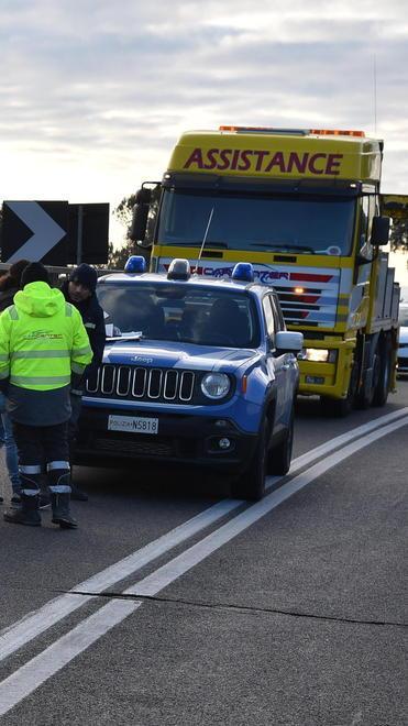 Auto si schianta contro un autobus Morti due uomini sulla quattro corsie 