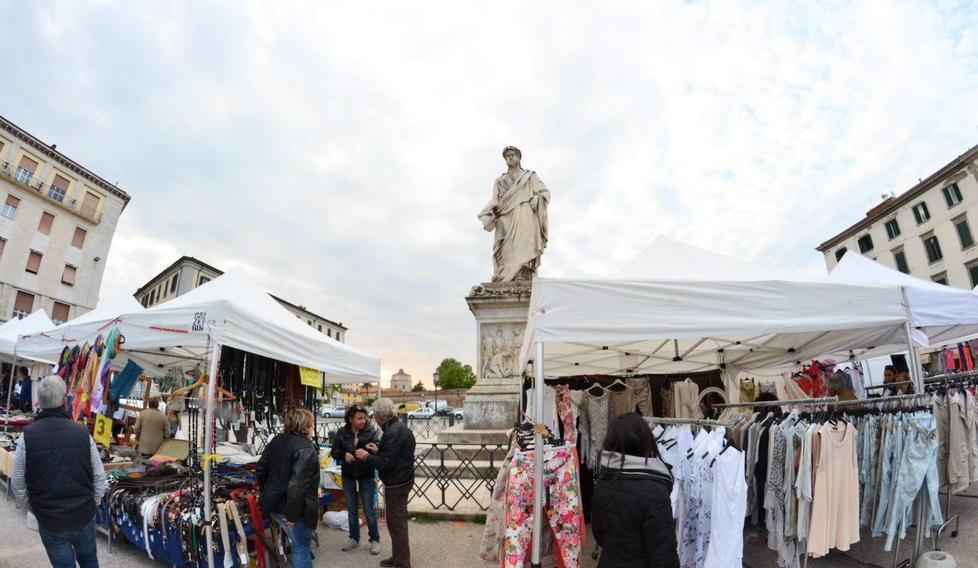 Scatta la moratoria per i mercatini da piazza Cavour al lungomare 