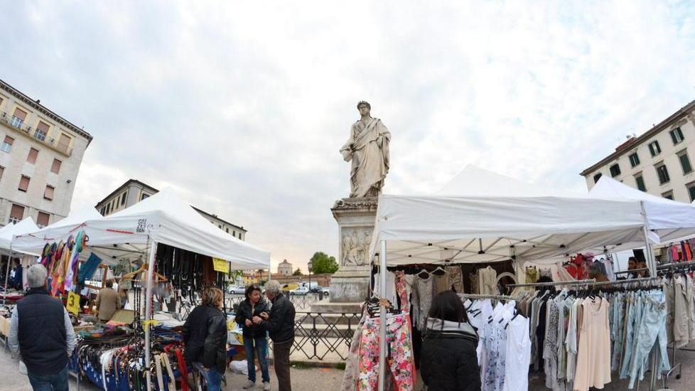 Scatta la moratoria per i mercatini da piazza Cavour al lungomare