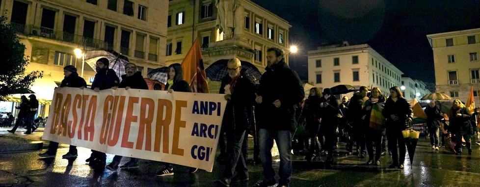 In cento sfilano per dire no alla guerra