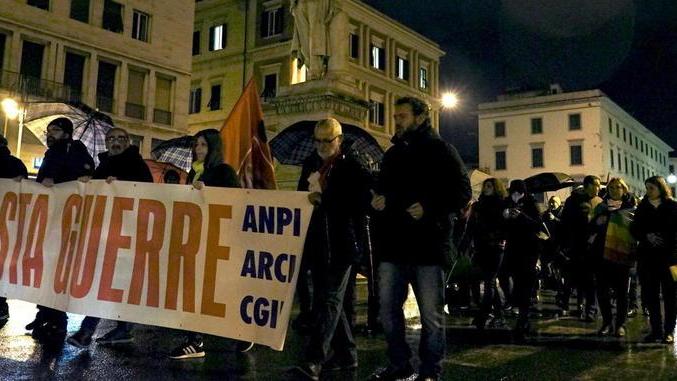 In cento sfilano per dire no alla guerra